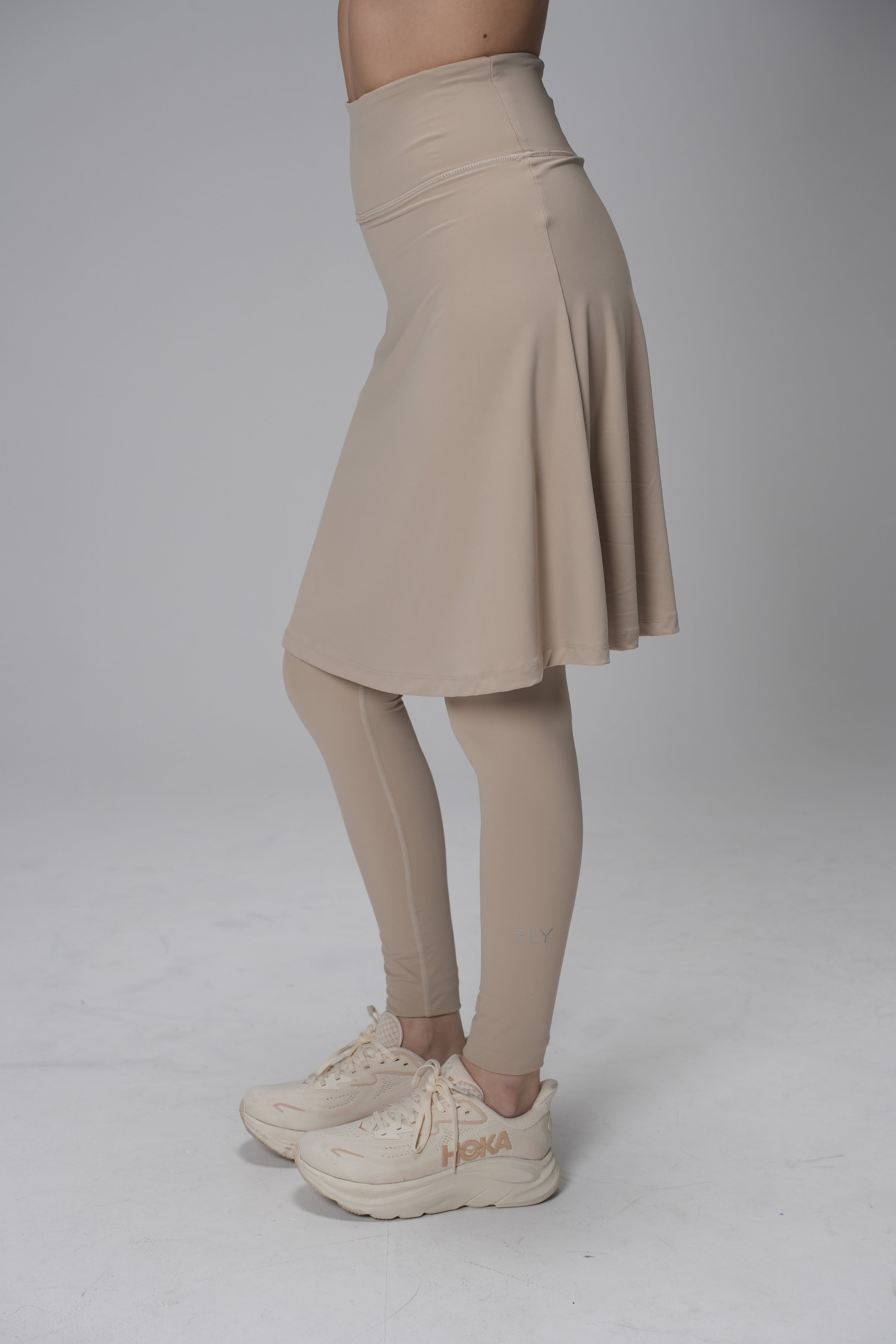 מכנסי חצאית LUX Motion - עם גזרה גבוהה וכיסים. אורך מעל לברך