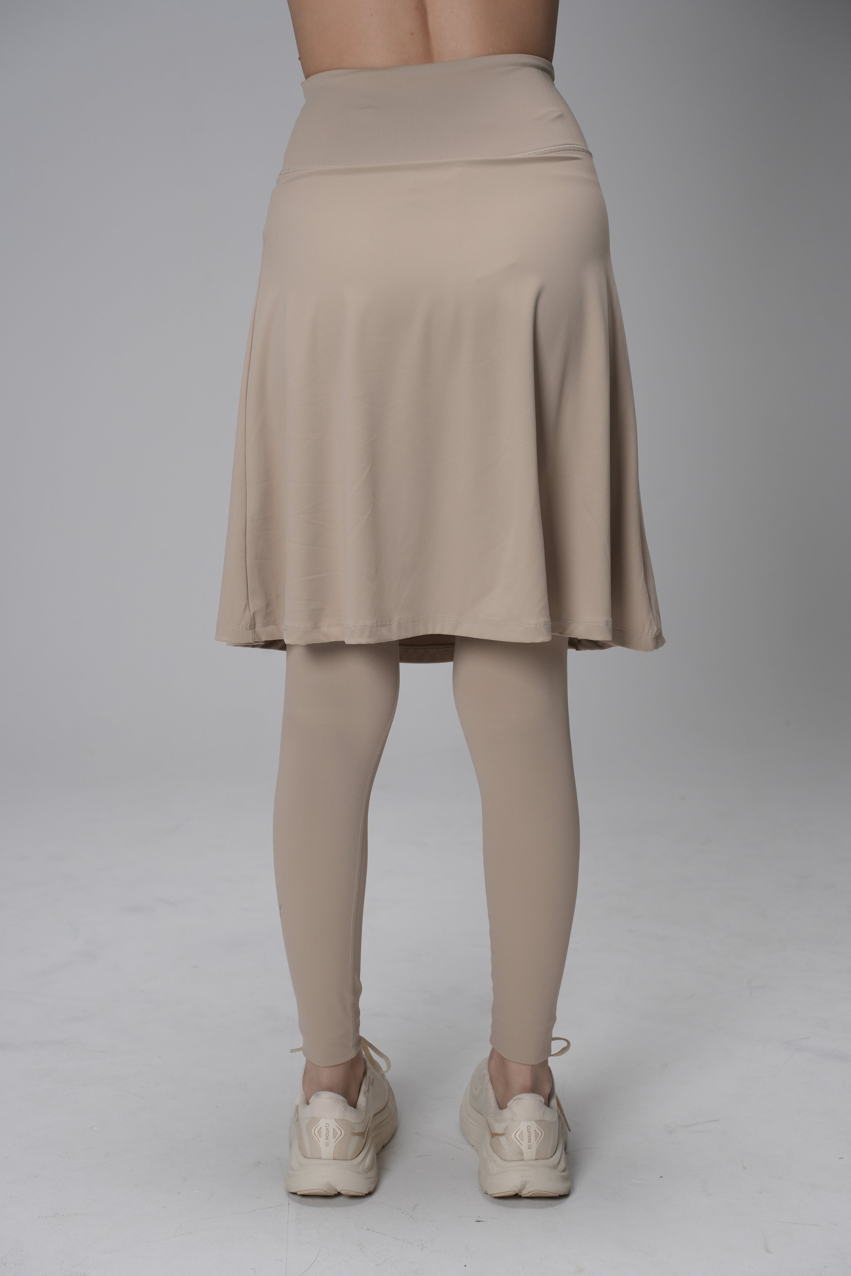 מכנסי חצאית LUX Motion - עם גזרה גבוהה וכיסים. אורך מעל לברך