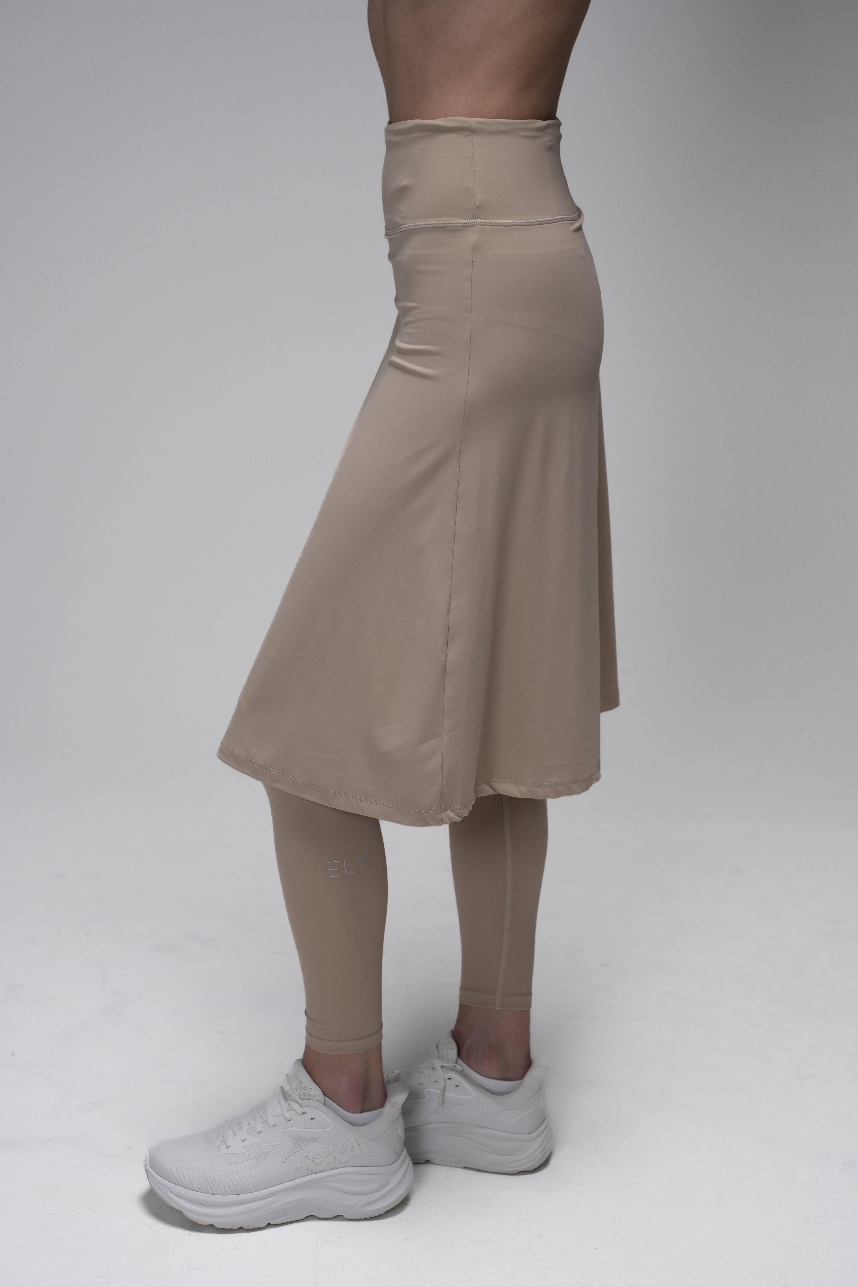 מכנסי חצאית LUX Motion - עם גזרה גבוהה וכיסים. אורך מתחת לברך