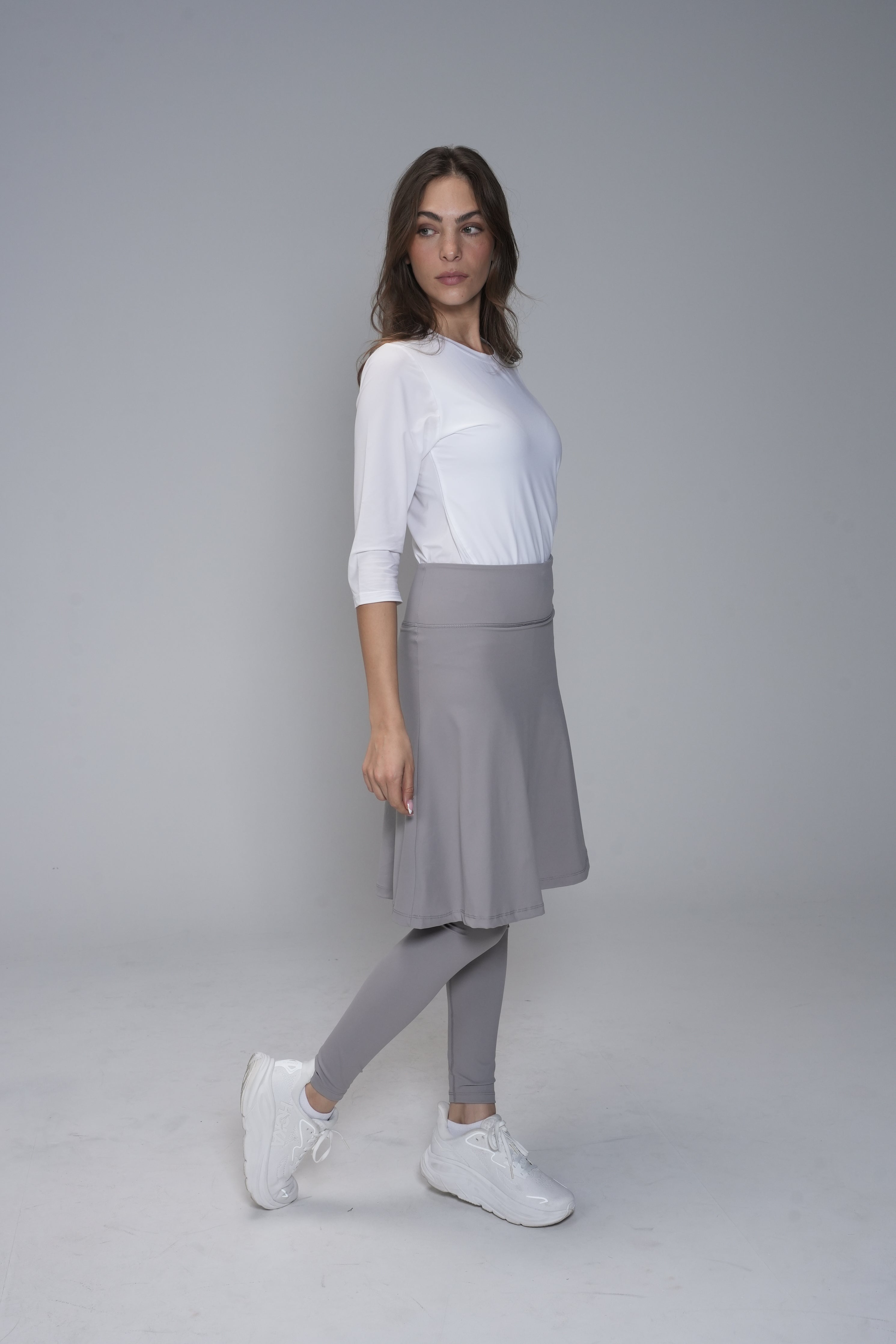 מכנסי חצאית LUX Motion - עם גזרה גבוהה וכיסים. אורך מעל לברך