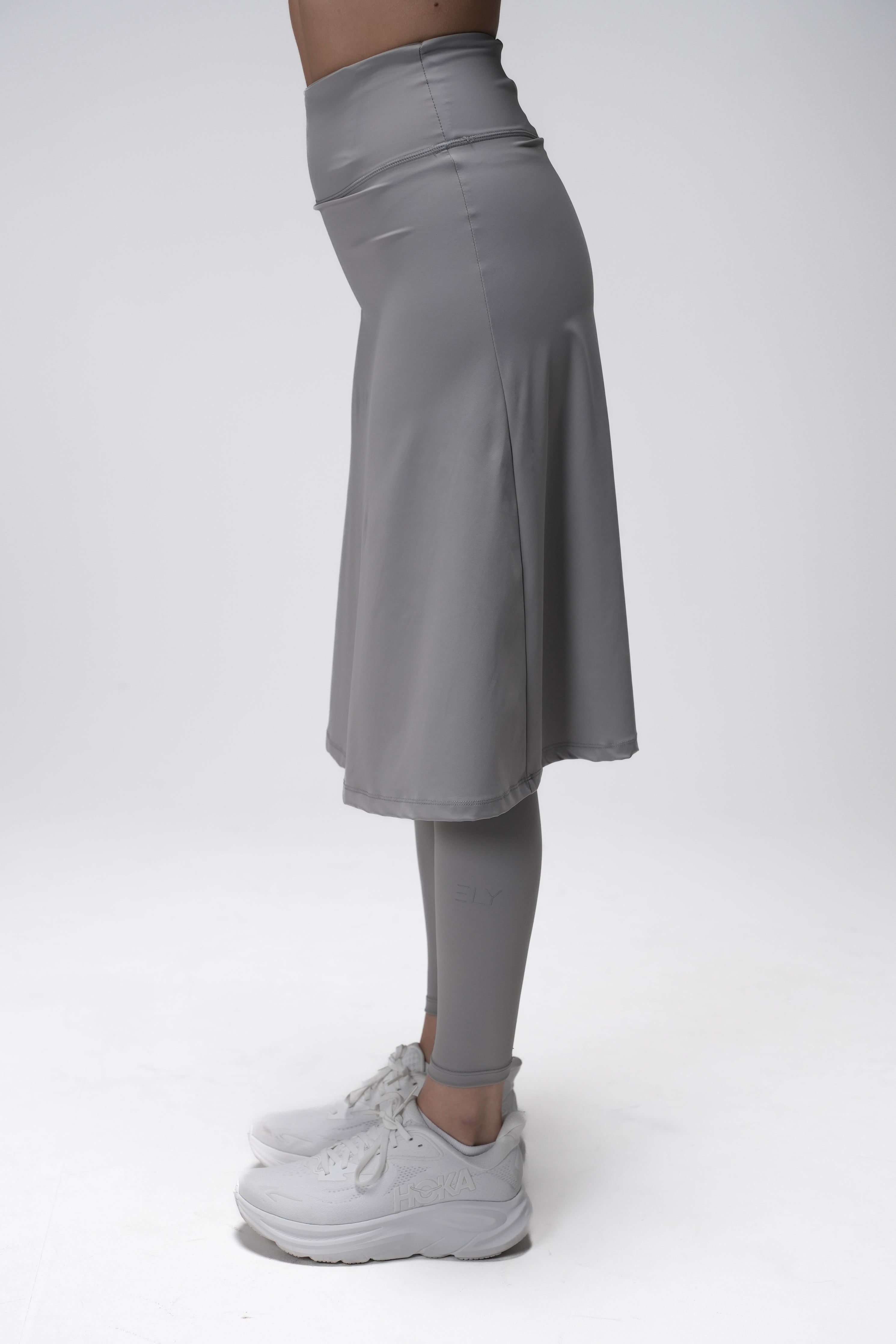 מכנסי חצאית LUX Motion - עם גזרה גבוהה וכיסים. אורך מתחת לברך