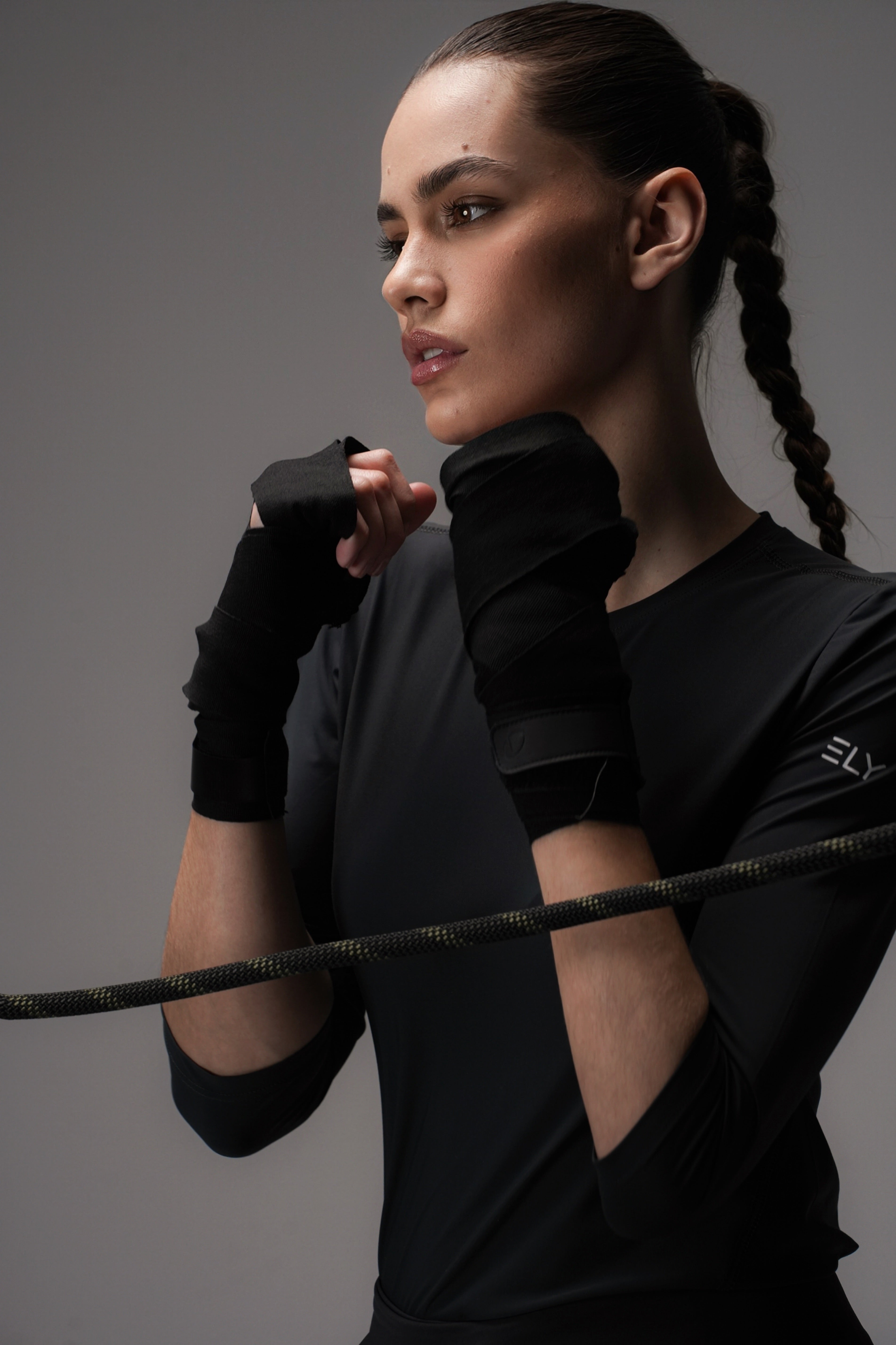 חולצה בעלת שרוולי 3/4 מבד מנדף זיעה