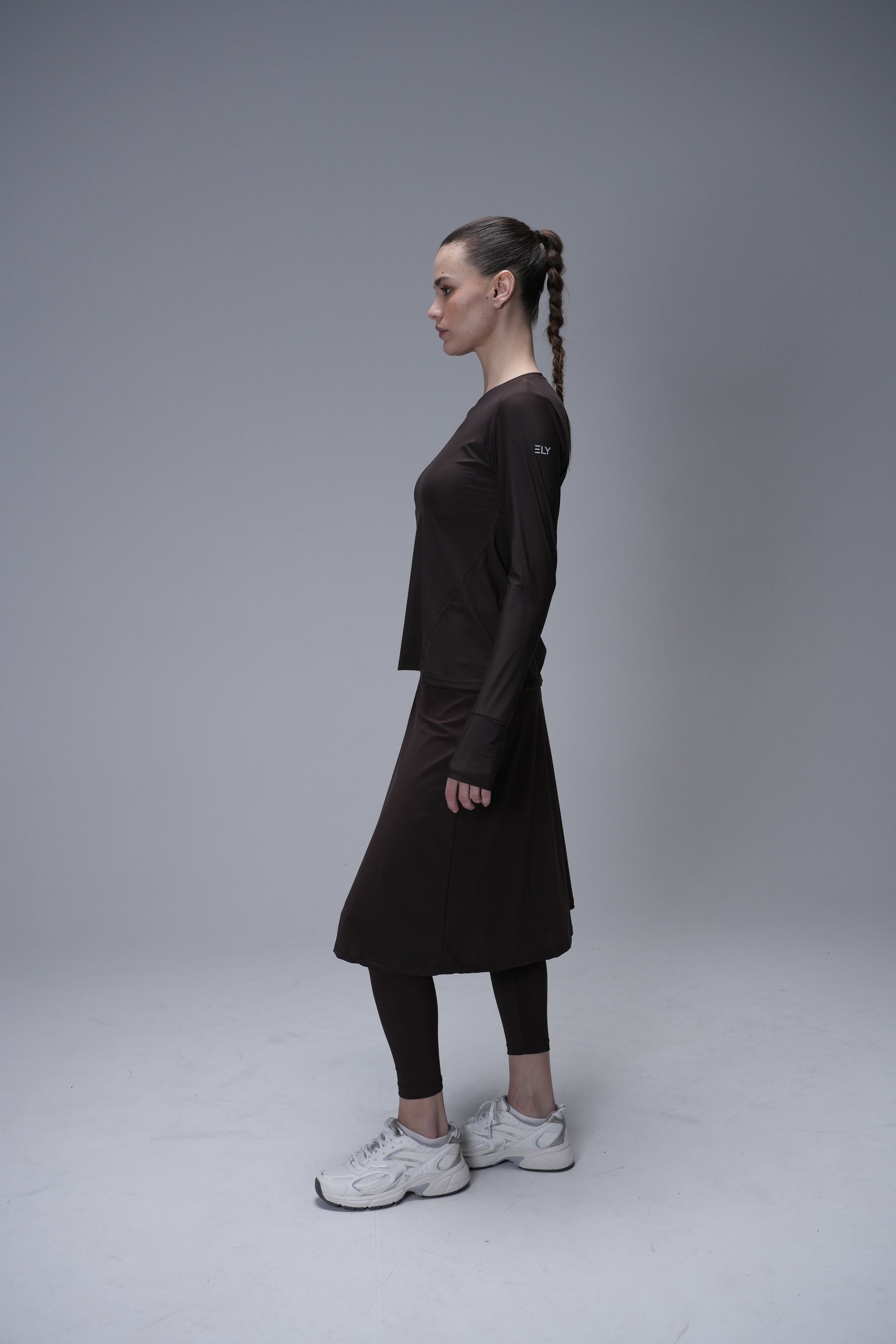 חצאית מכנס בעלת מותן גבוה ואורך מתחת לברך