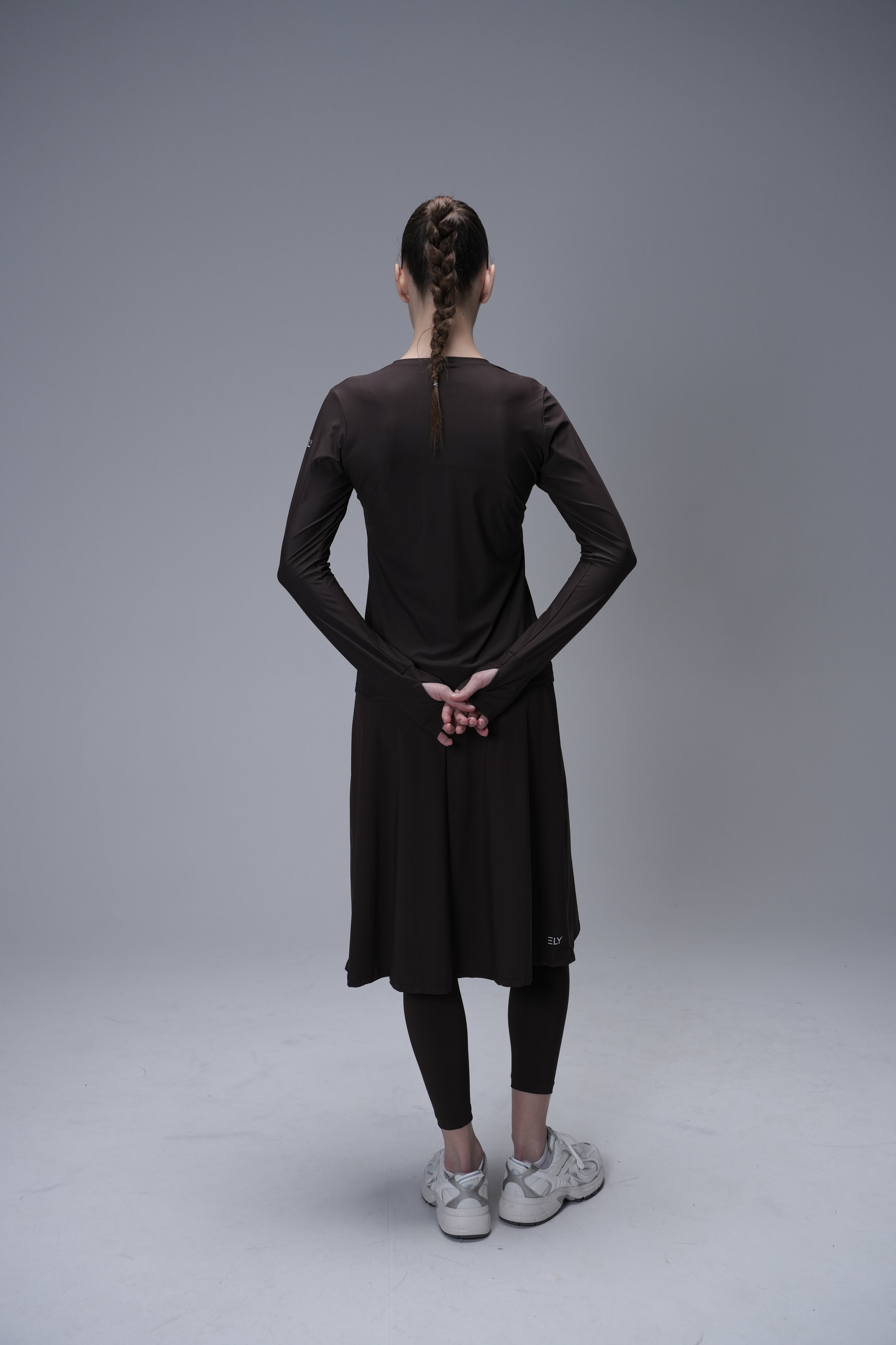 חצאית מכנס בעלת מותן גבוה ואורך מתחת לברך