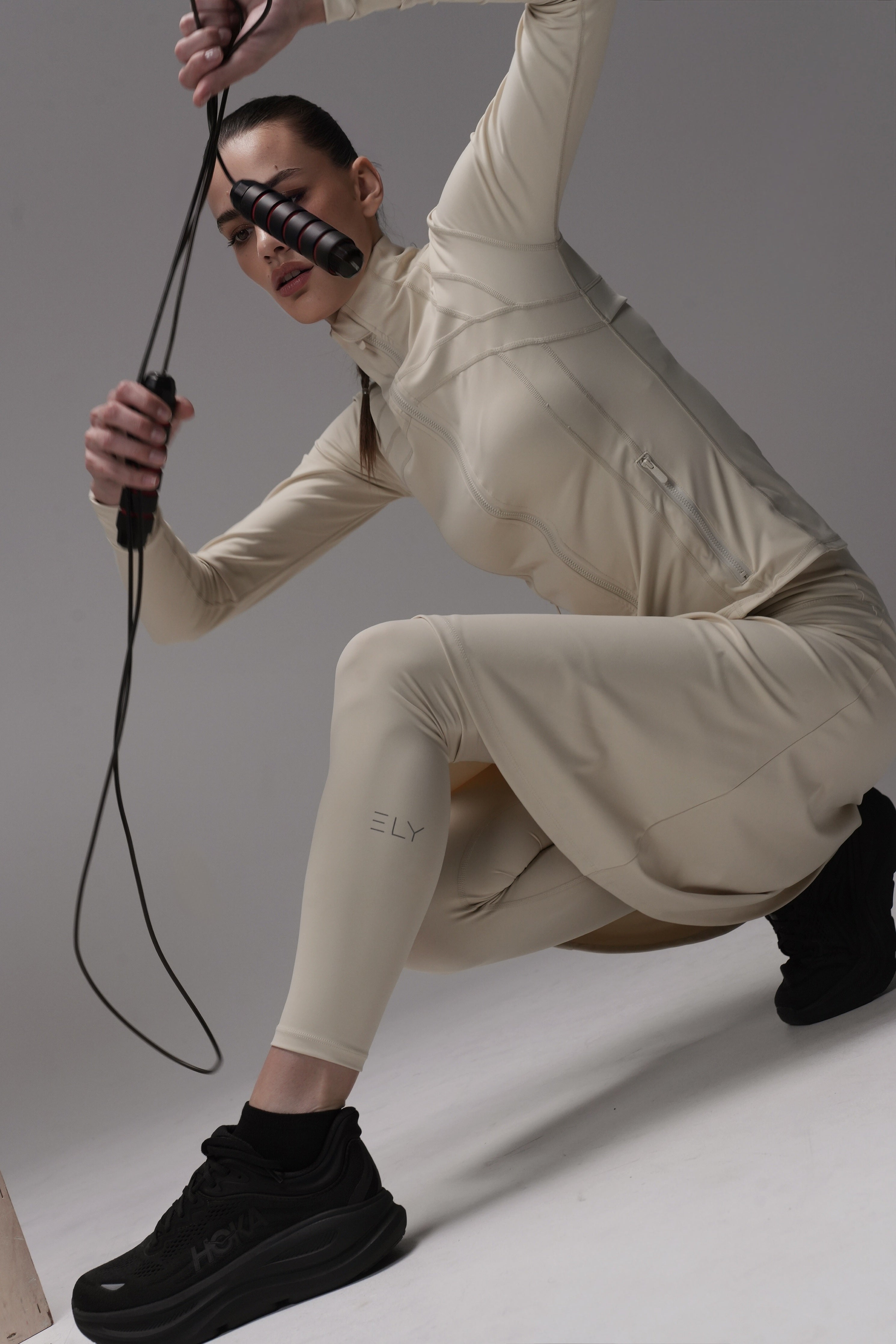 מכנסי חצאית LUX Motion - עם גזרה גבוהה וכיסים. אורך מעל לברך