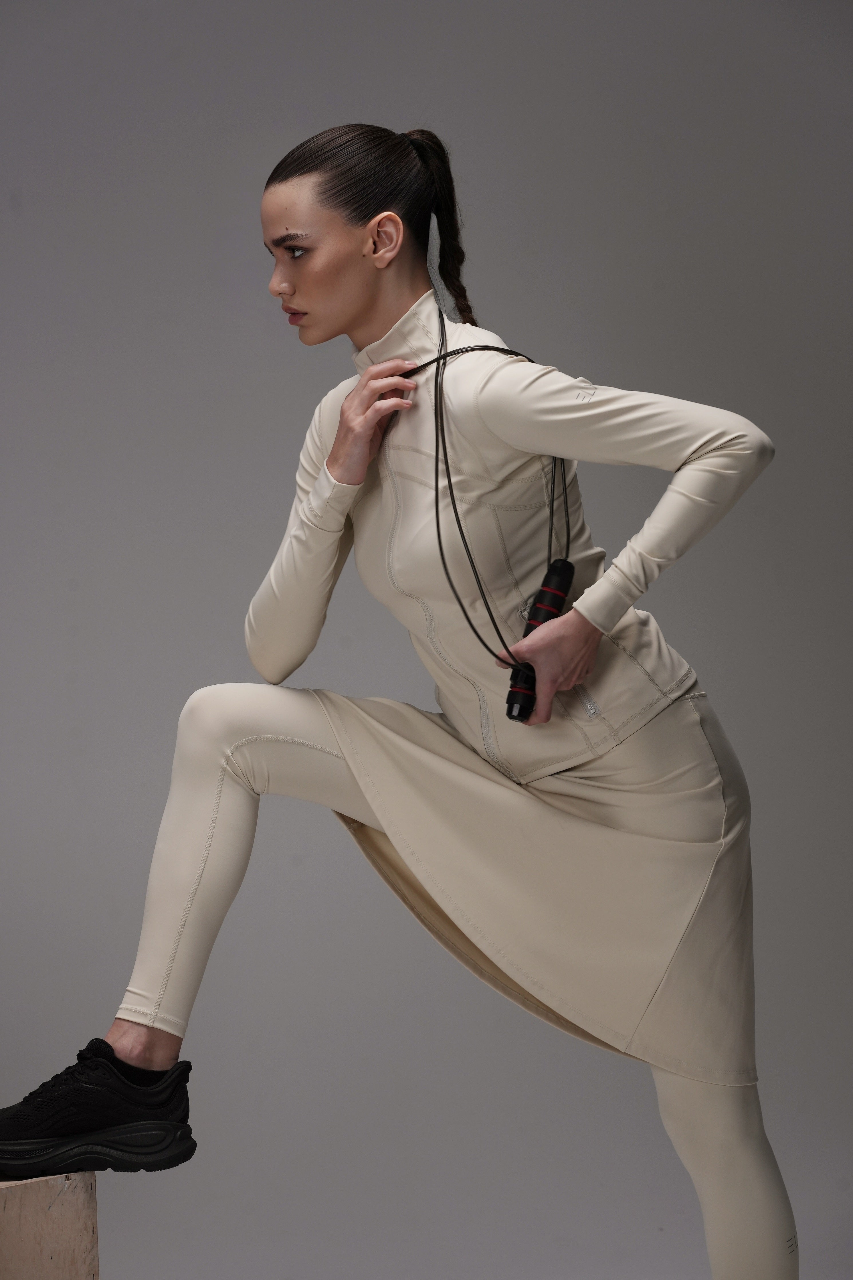 מכנסי חצאית LUX Motion - עם גזרה גבוהה וכיסים. אורך מעל לברך