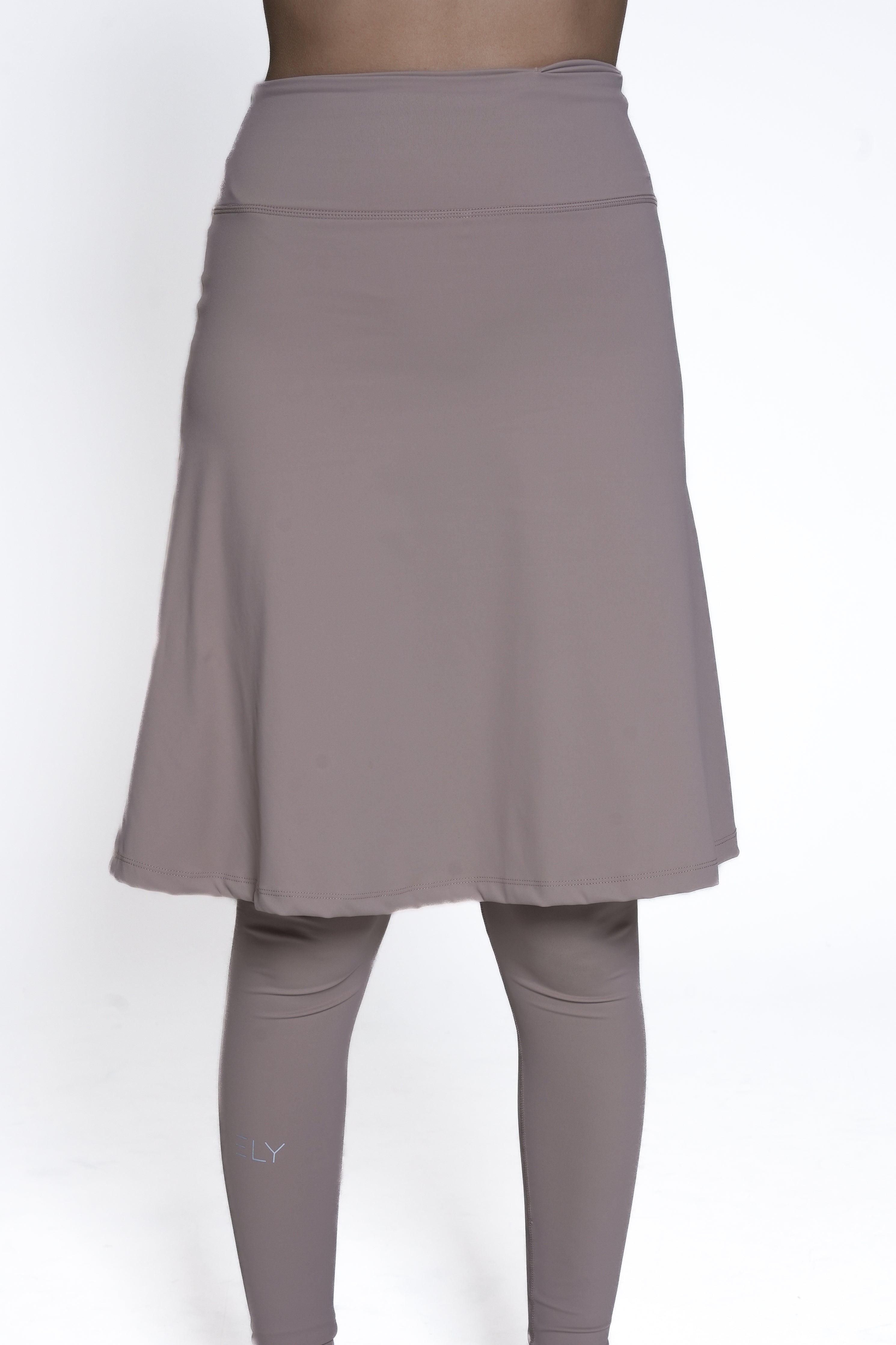 מכנסי חצאית LUX Motion - עם גזרה גבוהה וכיסים. אורך מעל לברך