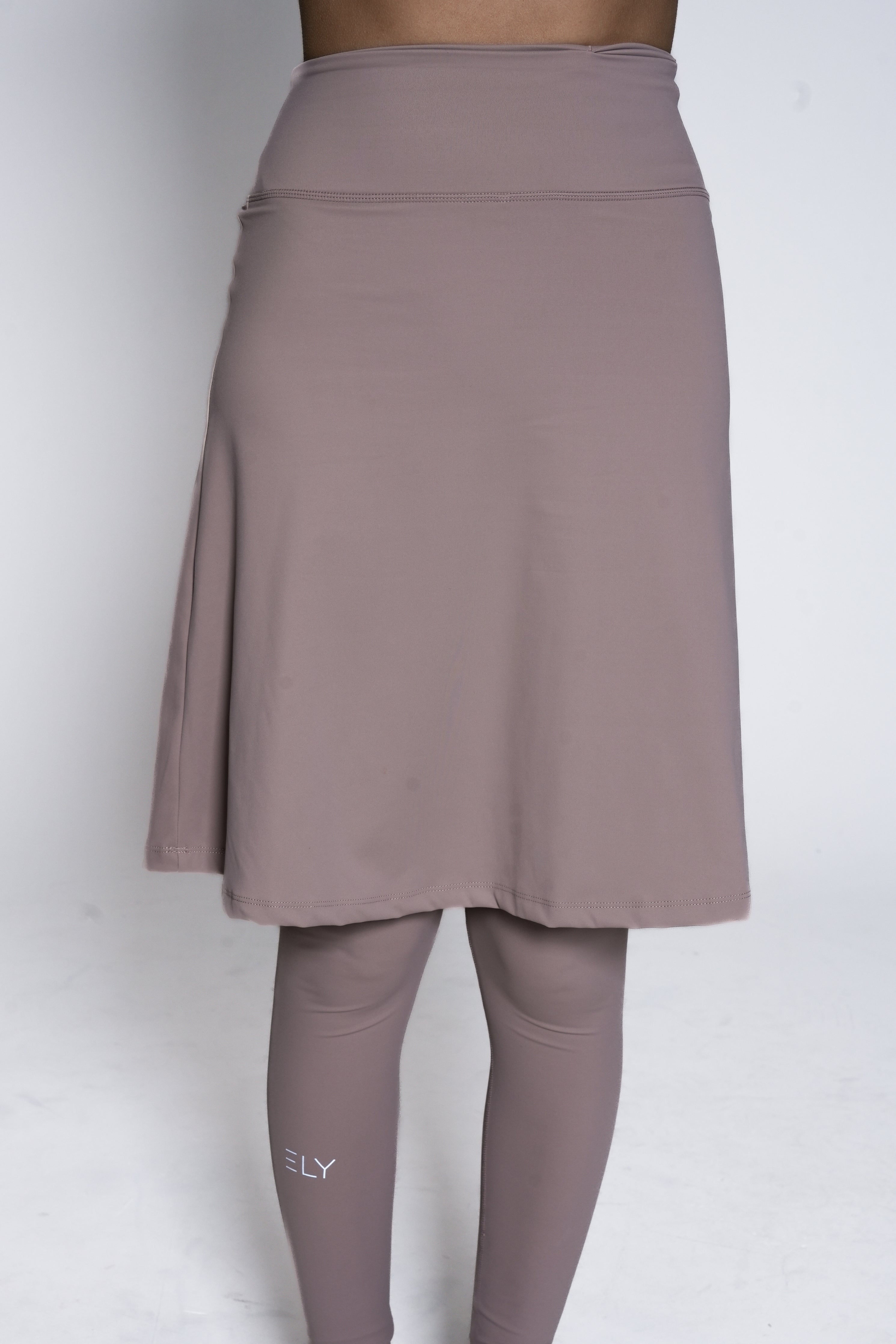 מכנסי חצאית LUX Motion - עם גזרה גבוהה וכיסים. אורך מעל לברך