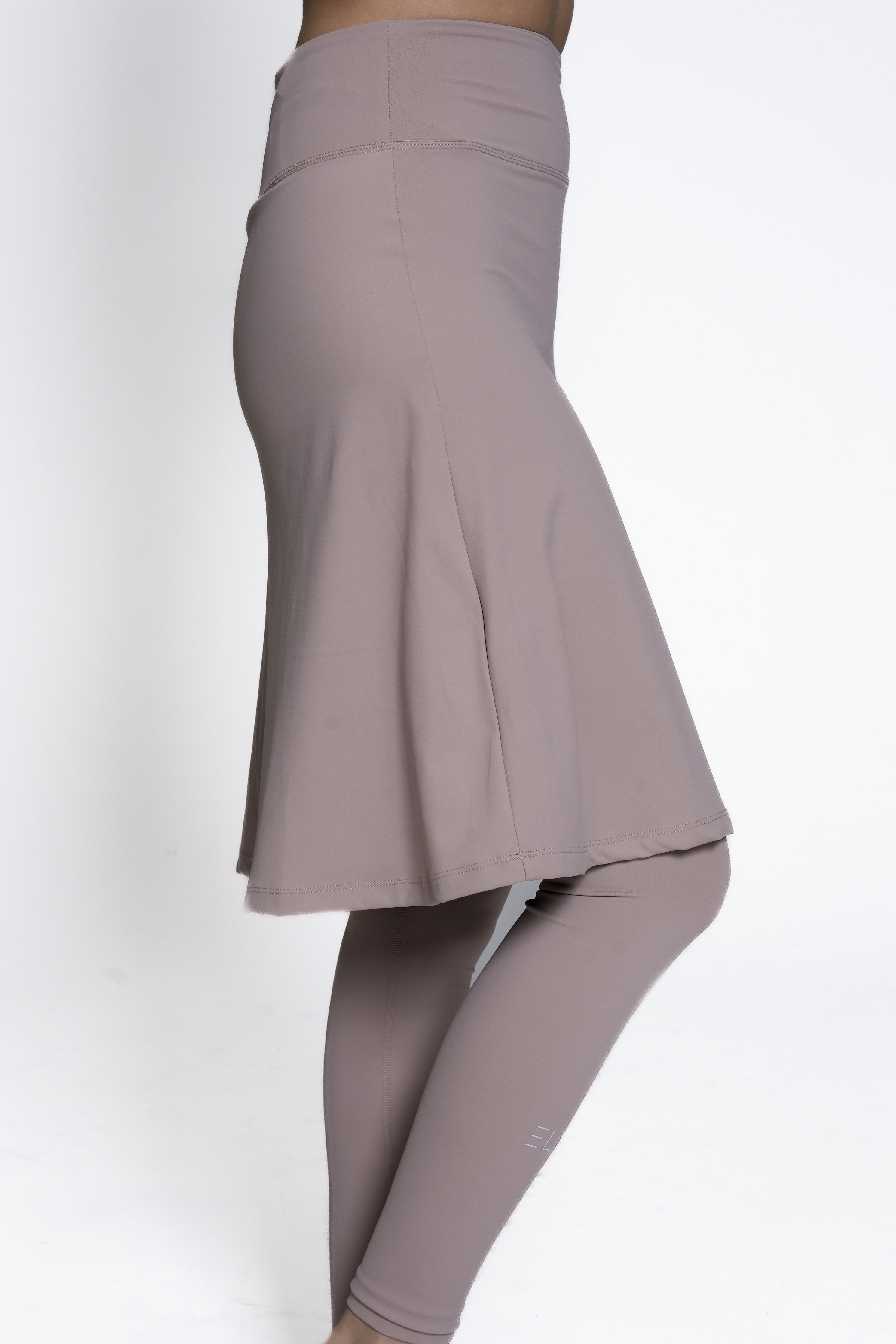 מכנסי חצאית LUX Motion - עם גזרה גבוהה וכיסים. אורך מעל לברך