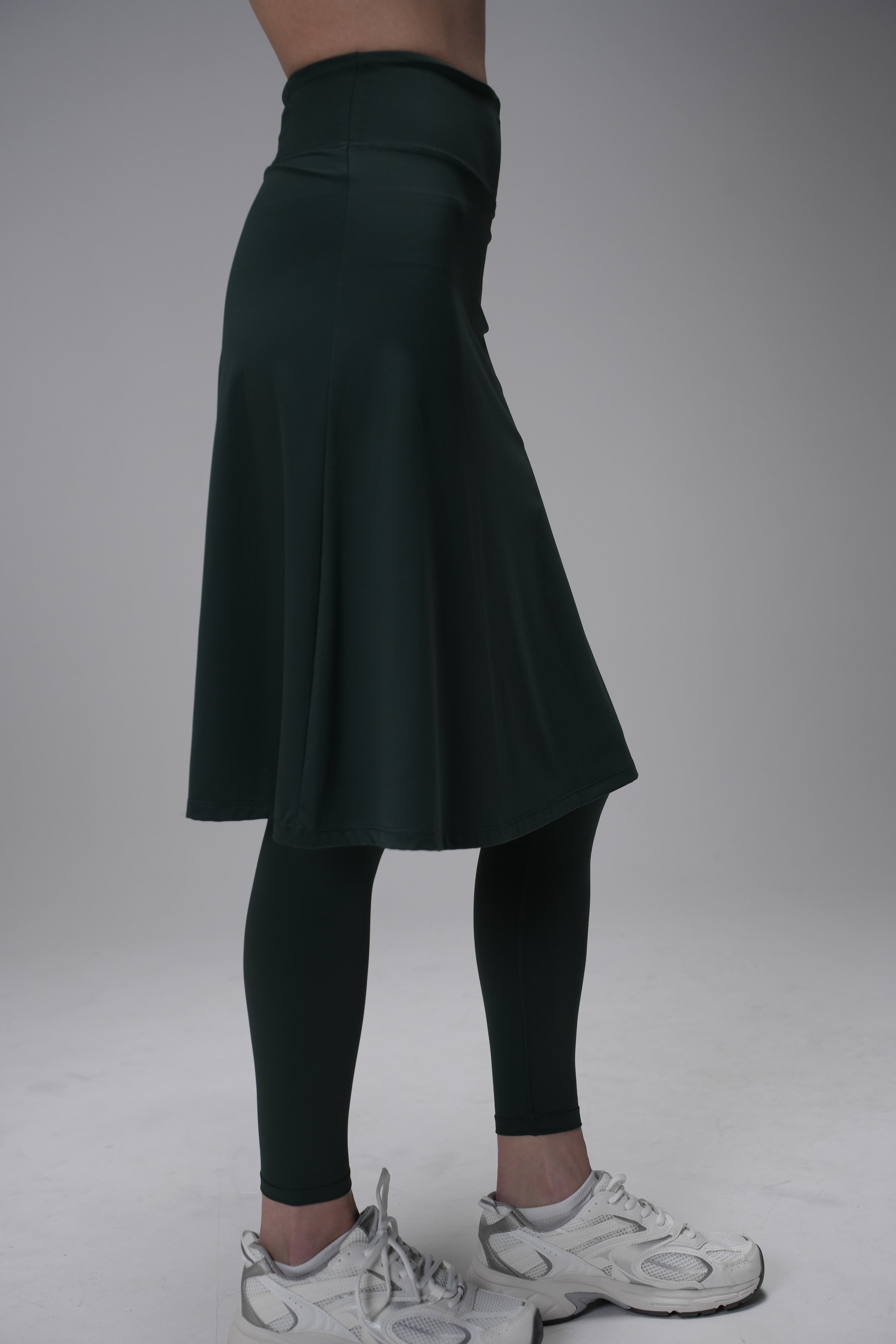 מכנסי חצאית LUX Motion - עם גזרה גבוהה וכיסים. אורך מתחת לברך