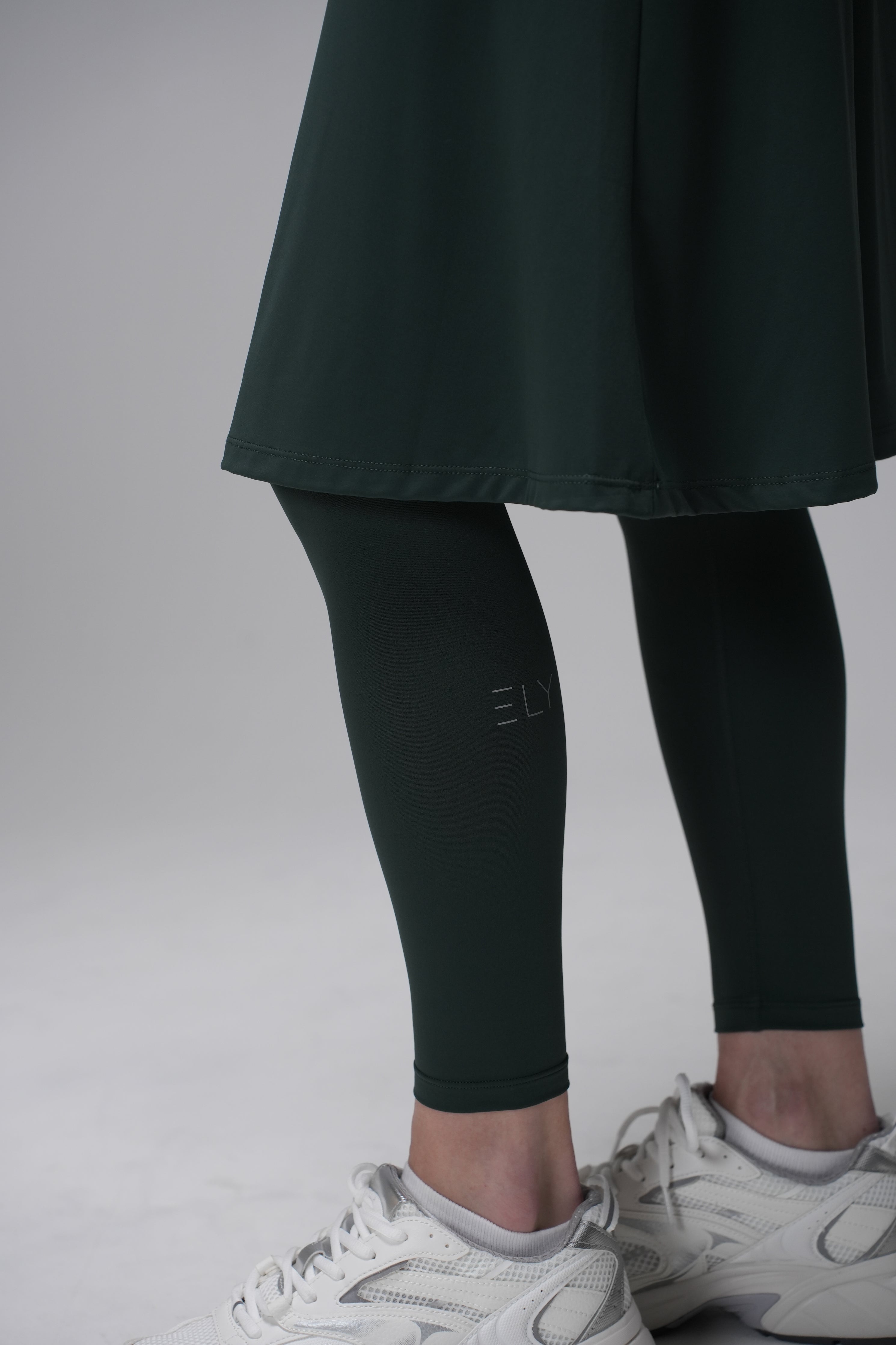 מכנסי חצאית LUX Motion - עם גזרה גבוהה וכיסים. אורך מתחת לברך