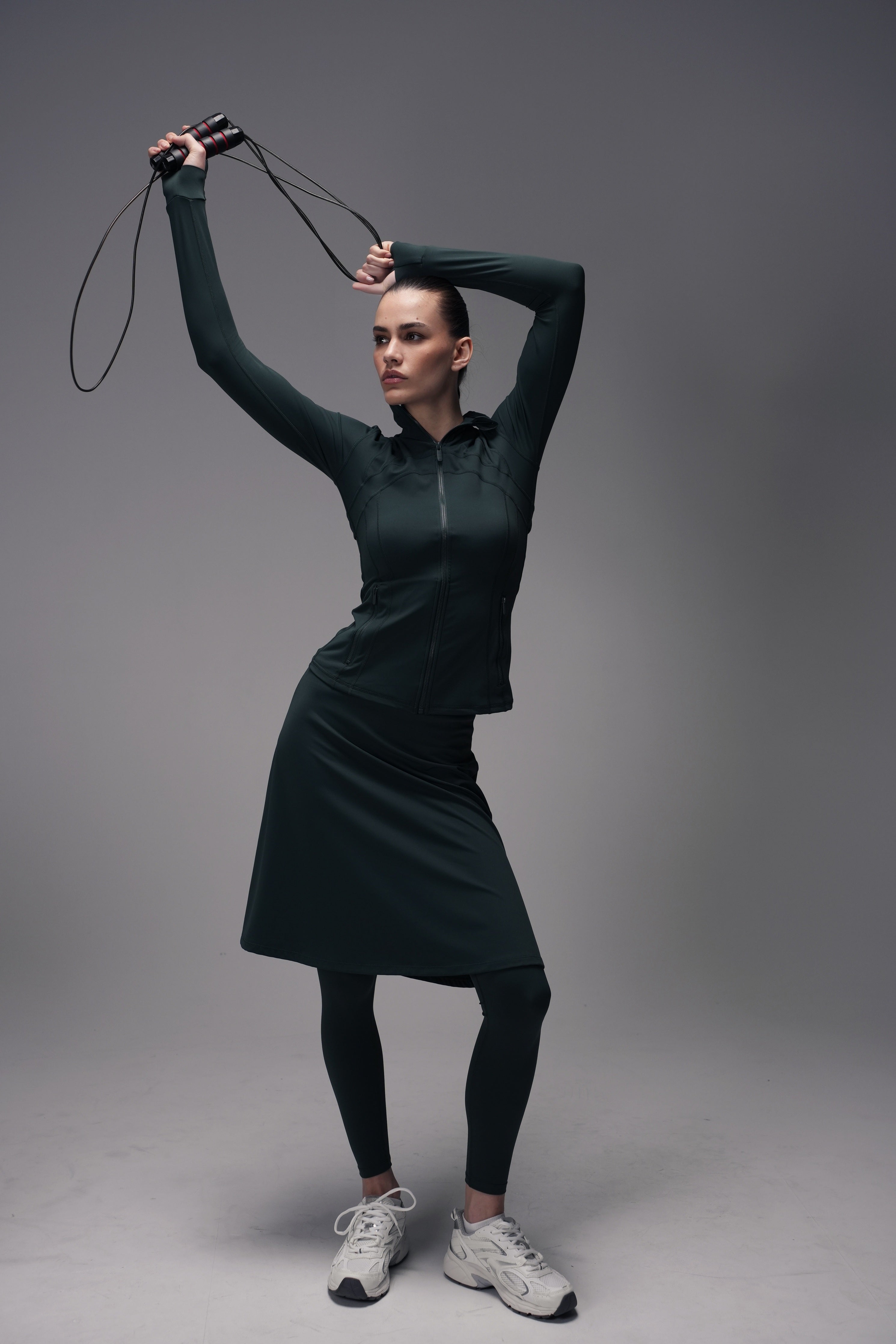 מכנסי חצאית LUX Motion - עם גזרה גבוהה וכיסים. אורך מתחת לברך