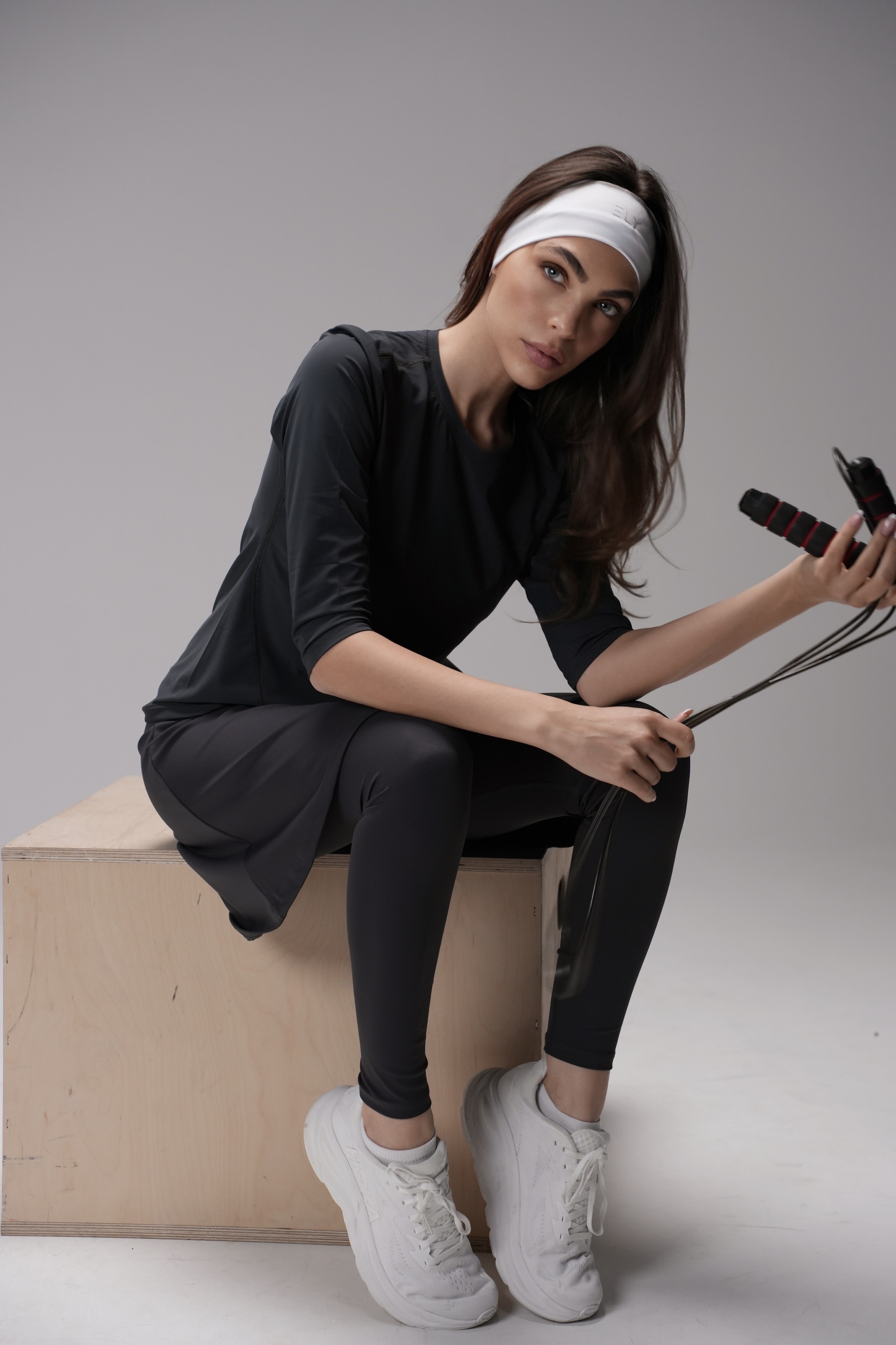 מכנסי חצאית LUX Motion - עם גזרה גבוהה וכיסים. אורך מעל לברך