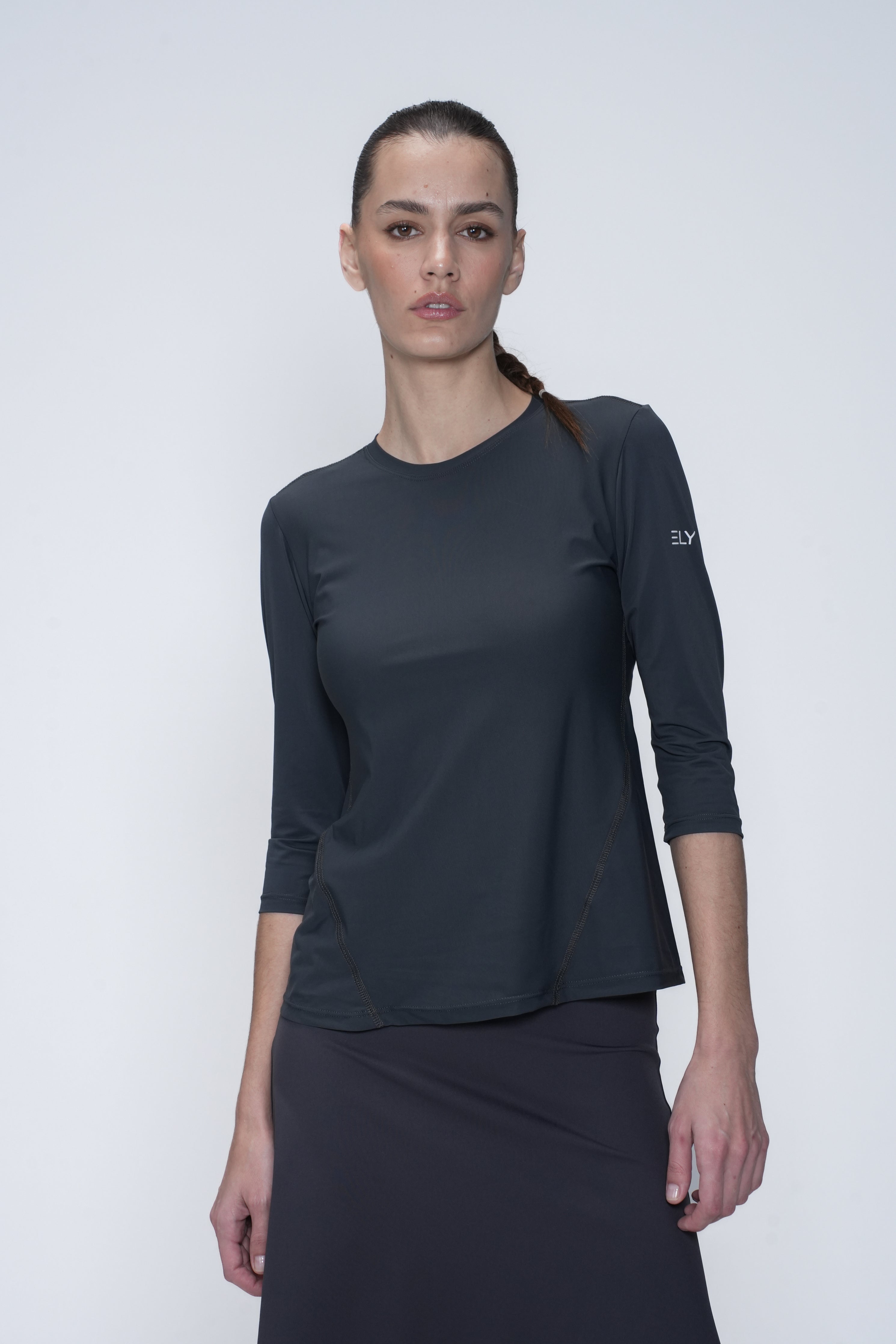 חולצה בעלת שרוולי 3/4 מבד מנדף זיעה